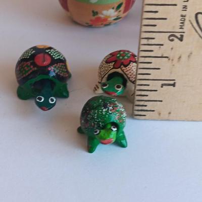 Bobble - head family with pets! Papa Bob, Momma Bob, Baby Bob, Grandma Bob, dog Bob, turtle Bob family, little birdie bob, and non-bob Frog.