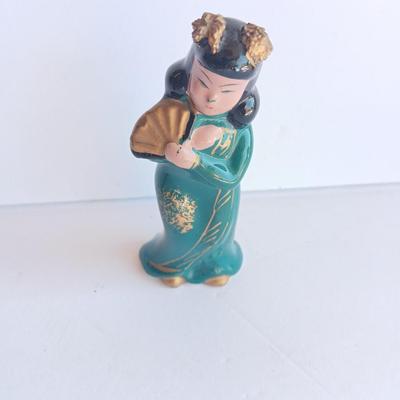 Vintage Empire Japan Oriental salt and Pepper shakers - people