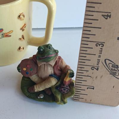 Dave mug with pig on front and frog inside with two frog figures