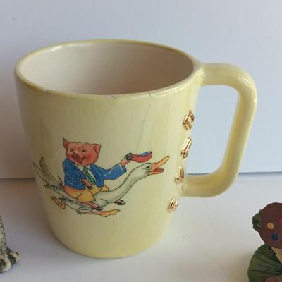 Dave mug with pig on front and frog inside with two frog figures