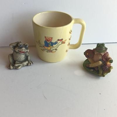 Dave mug with pig on front and frog inside with two frog figures