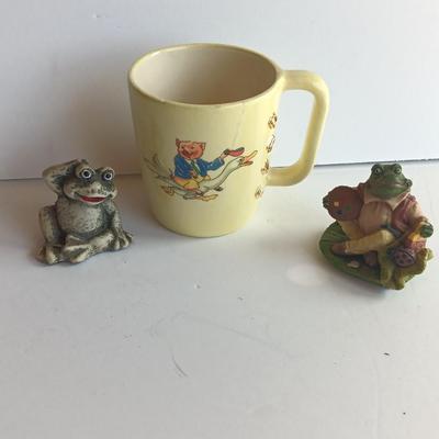 Dave mug with pig on front and frog inside with two frog figures