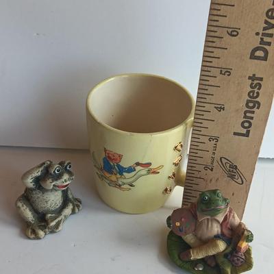 Dave mug with pig on front and frog inside with two frog figures