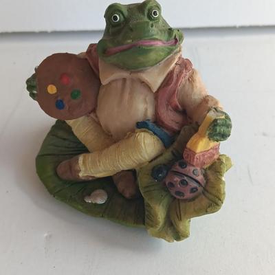 Dave mug with pig on front and frog inside with two frog figures