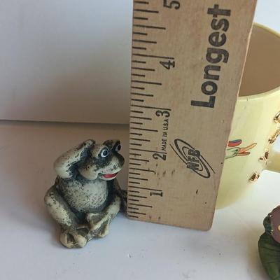 Dave mug with pig on front and frog inside with two frog figures