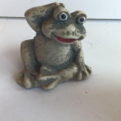 Dave mug with pig on front and frog inside with two frog figures