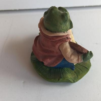 Dave mug with pig on front and frog inside with two frog figures