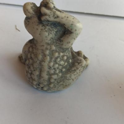 Dave mug with pig on front and frog inside with two frog figures