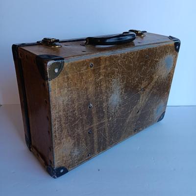 Vintage Bakelite handled case with a variety of sewing items inside