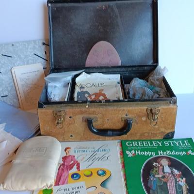 Vintage Bakelite handled case with a variety of sewing items inside