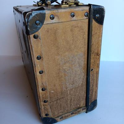 Vintage Bakelite handled case with a variety of sewing items inside