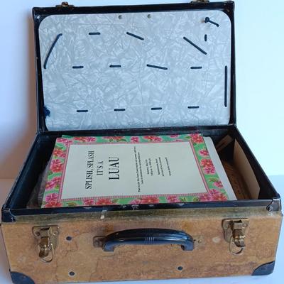 Vintage Bakelite handled case with a variety of sewing items inside