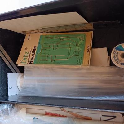 Vintage Bakelite handled case with a variety of sewing items inside