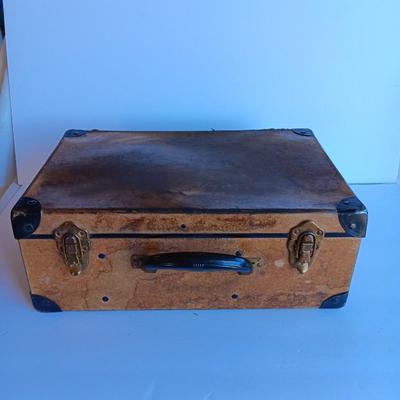 Vintage Bakelite handled case with a variety of sewing items inside