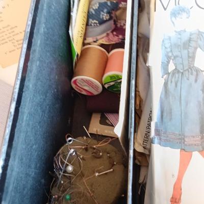 Vintage Bakelite handled case with a variety of sewing items inside