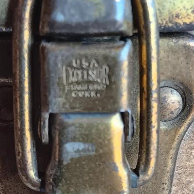 Vintage Bakelite handled case with a variety of sewing items inside