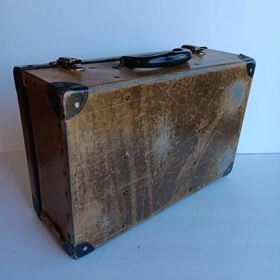 Vintage Bakelite handled case with a variety of sewing items inside