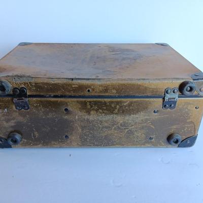 Vintage Bakelite handled case with a variety of sewing items inside