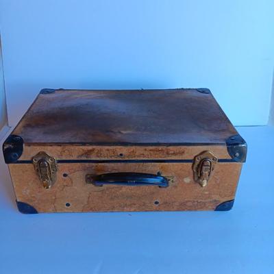 Vintage Bakelite handled case with a variety of sewing items inside