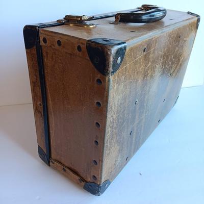 Vintage Bakelite handled case with a variety of sewing items inside