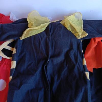 Selection of Halloween costumes / not complete but easy to complete! 6-12 month