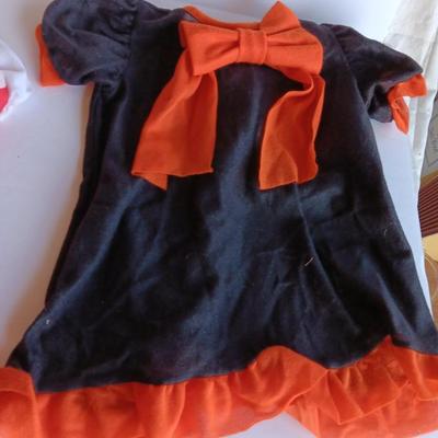 Selection of Halloween costumes / not complete but easy to complete! 6-12 month