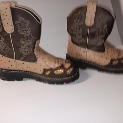 Like new size 8 women's ROPER cowboy boot low rise