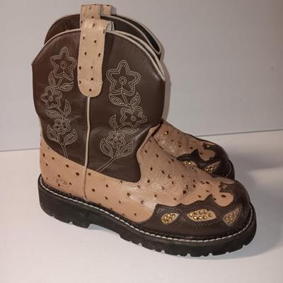 Like new size 8 women's ROPER cowboy boot low rise