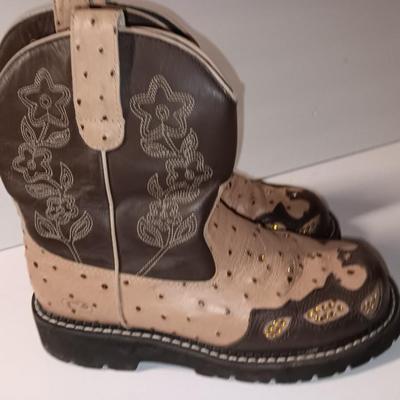 Like new size 8 women's ROPER cowboy boot low rise