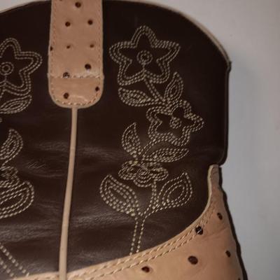 Like new size 8 women's ROPER cowboy boot low rise