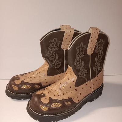 Like new size 8 women's ROPER cowboy boot low rise