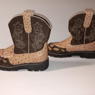 Like new size 8 women's ROPER cowboy boot low rise