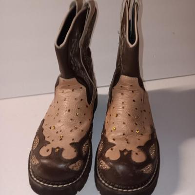 Like new size 8 women's ROPER cowboy boot low rise