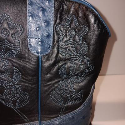 Like new size 8 women's ROPER cowboy boot low rise