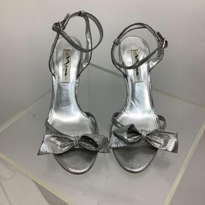 651 VIntage NINA New York Silver Metallic Heels