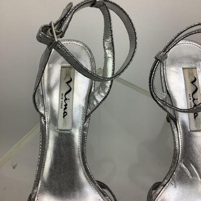 651 VIntage NINA New York Silver Metallic Heels