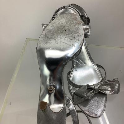 651 VIntage NINA New York Silver Metallic Heels
