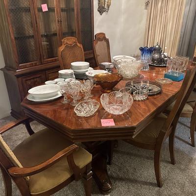Bernhardt Dining table with leaf and 6 Chairs