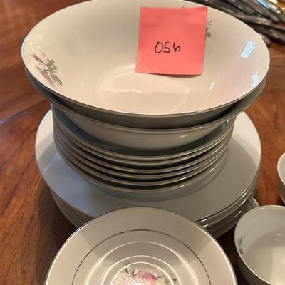 5 place settings of China with Serving pieces - Brittany Rose Japan