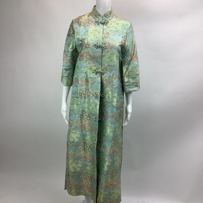 Lot 667 Japanese Vintage Oriental Silk Robe Fully Lined, Embroidered Flowers