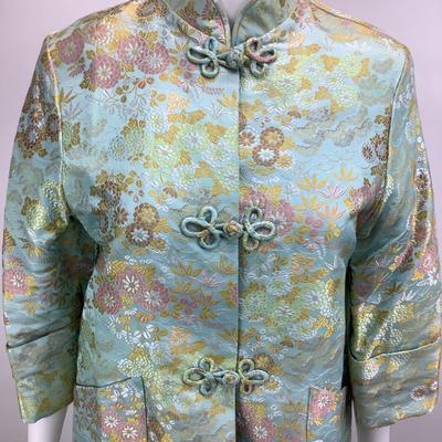 Lot 667 Japanese Vintage Oriental Silk Robe Fully Lined, Embroidered Flowers