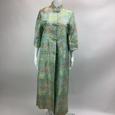 Lot 667 Japanese Vintage Oriental Silk Robe Fully Lined, Embroidered Flowers
