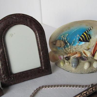 Lot 555:  Lot of Decorative Items