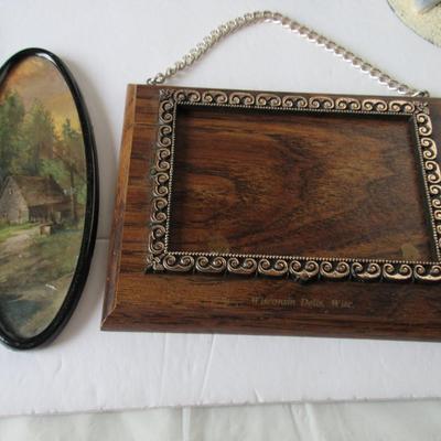 Lot 555:  Lot of Decorative Items