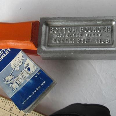 Lot 575:  Good Quality Do-it Lure and Sinker Mold & Booklet
