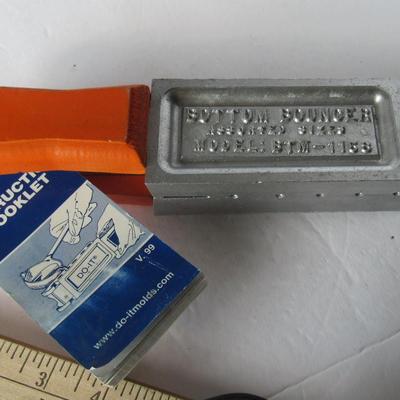 Lot 575:  Good Quality Do-it Lure and Sinker Mold & Booklet