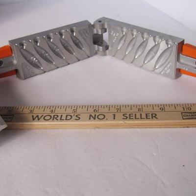 Lot 575:  Good Quality Do-it Lure and Sinker Mold & Booklet