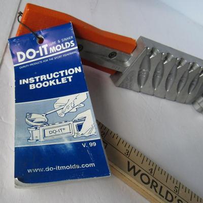 Lot 575:  Good Quality Do-it Lure and Sinker Mold & Booklet