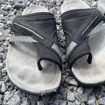 Merrell Sandals & Shoes, Womenâ€™s Size 7/7.5 (O-HS)