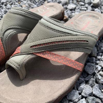 Merrell Sandals & Shoes, Womenâ€™s Size 7/7.5 (O-HS)